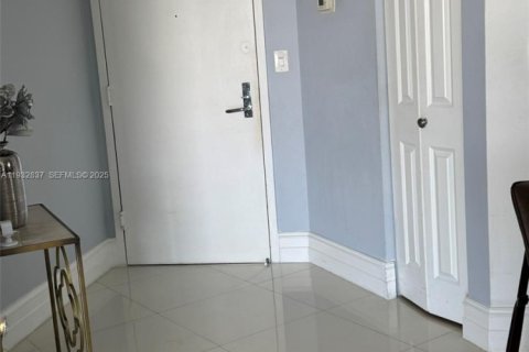 Снять в аренду кондоминиум в Авентура, Флорида 2 спальни, 109.72м2, № 1991146 - фото 7