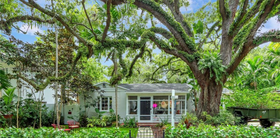 House in Miami, Florida 4 bedrooms, 163.14 sq.m. № 2031249