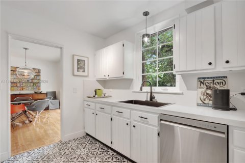 House in Miami, Florida 4 bedrooms, 163.14 sq.m. № 2031249 - photo 16