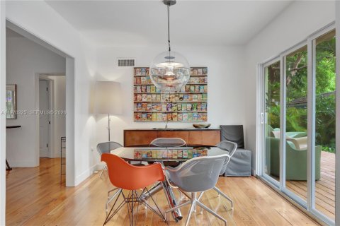 House in Miami, Florida 4 bedrooms, 163.14 sq.m. № 2031249 - photo 13