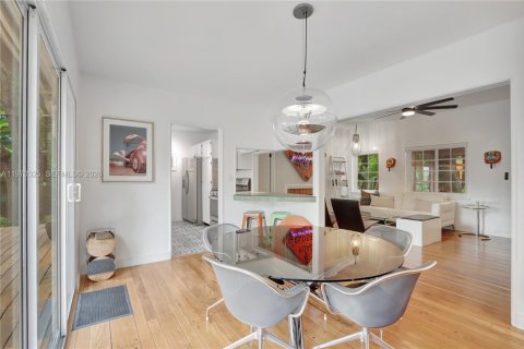 House in Miami, Florida 4 bedrooms, 163.14 sq.m. № 2031249 - photo 14