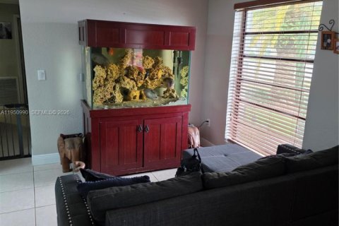 Casa en venta en Hialeah, Florida, 3 dormitorios, 167.22 m2 № 2008668 - foto 6