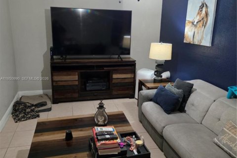 Casa en venta en Hialeah, Florida, 3 dormitorios, 167.22 m2 № 2008668 - foto 5