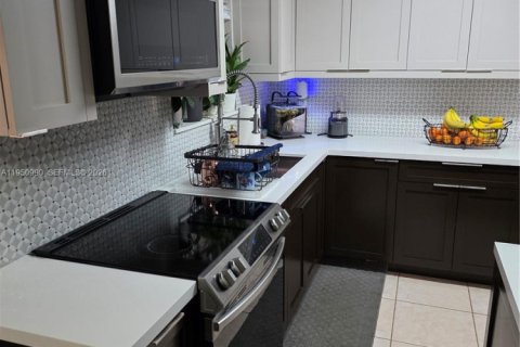 Casa en venta en Hialeah, Florida, 3 dormitorios, 167.22 m2 № 2008668 - foto 4