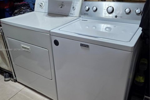 Casa en venta en Hialeah, Florida, 3 dormitorios, 167.22 m2 № 2008668 - foto 7