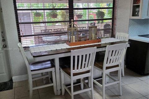 Casa en venta en Hialeah, Florida, 3 dormitorios, 167.22 m2 № 2008668 - foto 3