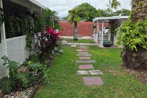 Casa en venta en Hialeah, Florida, 3 dormitorios, 167.22 m2 № 2008668 - foto 12