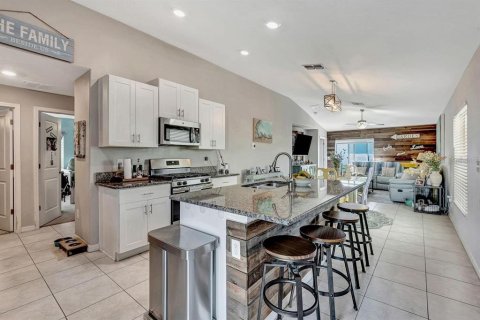 House in Apollo Beach, Florida 3 bedrooms, 117.99 sq.m. № 2207748 - photo 5