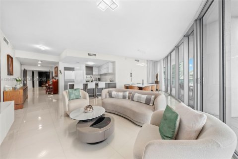 Condo in Miami, Florida, 3 bedrooms  № 2186702 - photo 2