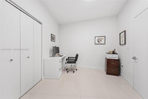 Condo in Miami, Florida, 3 bedrooms  № 2186702 - photo 22