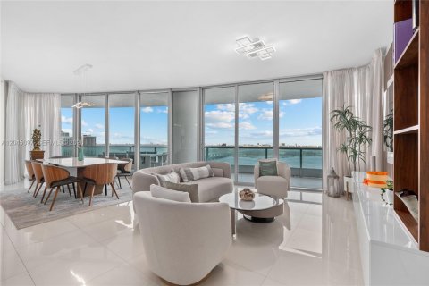 Condo in Miami, Florida, 3 bedrooms  № 2186702