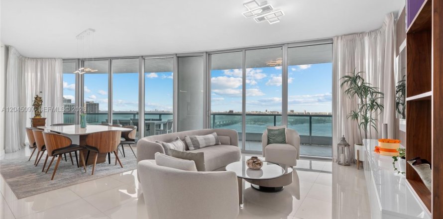 Condo in Miami, Florida, 3 bedrooms  № 2186702