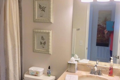 Condo in Pompano Beach, Florida, 2 bedrooms № 2245785 - photo 12