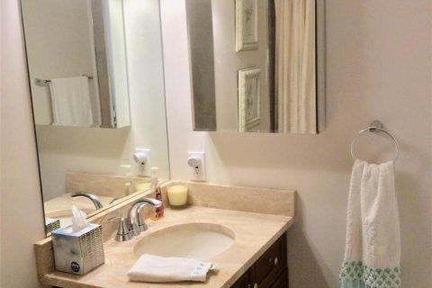 Condo in Pompano Beach, Florida, 2 bedrooms № 2245785 - photo 13