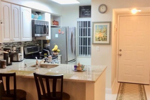 Condo in Pompano Beach, Florida, 2 bedrooms № 2245785 - photo 11