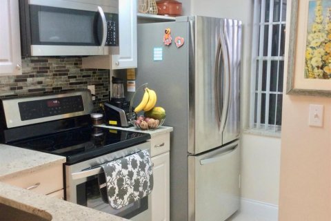Condo in Pompano Beach, Florida, 2 bedrooms № 2245785 - photo 8