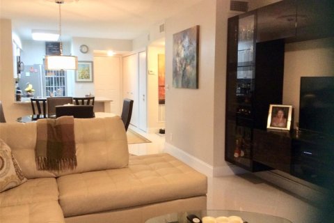 Condo in Pompano Beach, Florida, 2 bedrooms № 2245785 - photo 2
