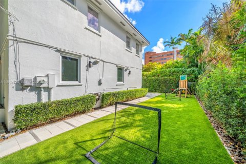 Купить виллу или дом в Корал-Гейблс, Флорида 4 спальни, 223.99м2, № 2047684 - фото 23