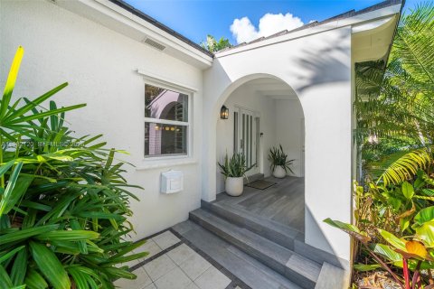 Купить виллу или дом в Корал-Гейблс, Флорида 4 спальни, 223.99м2, № 2047684 - фото 4