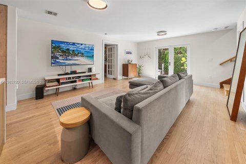 Купить виллу или дом в Корал-Гейблс, Флорида 4 спальни, 223.99м2, № 2047684 - фото 19