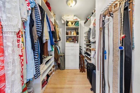 Купить виллу или дом в Корал-Гейблс, Флорида 4 спальни, 223.99м2, № 2047684 - фото 28