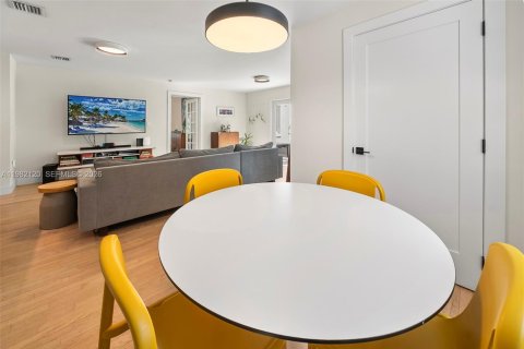 Купить виллу или дом в Корал-Гейблс, Флорида 4 спальни, 223.99м2, № 2047684 - фото 16