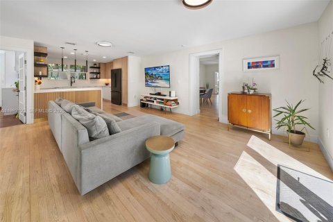 Купить виллу или дом в Корал-Гейблс, Флорида 4 спальни, 223.99м2, № 2047684 - фото 12