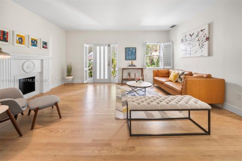 Купить виллу или дом в Корал-Гейблс, Флорида 4 спальни, 223.99м2, № 2047684 - фото 8