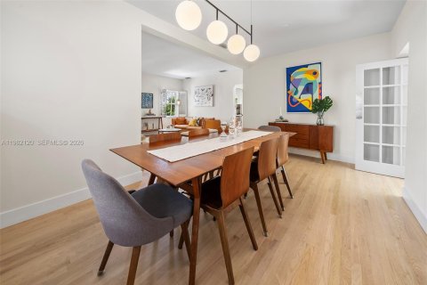 Купить виллу или дом в Корал-Гейблс, Флорида 4 спальни, 223.99м2, № 2047684 - фото 11