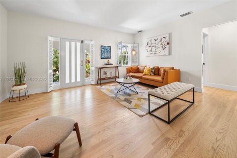 Купить виллу или дом в Корал-Гейблс, Флорида 4 спальни, 223.99м2, № 2047684 - фото 9