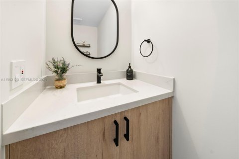 Купить виллу или дом в Корал-Гейблс, Флорида 4 спальни, 223.99м2, № 2047684 - фото 17