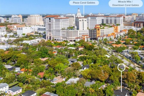 Купить виллу или дом в Корал-Гейблс, Флорида 4 спальни, 223.99м2, № 2047684 - фото 2