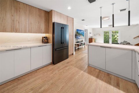 Купить виллу или дом в Корал-Гейблс, Флорида 4 спальни, 223.99м2, № 2047684 - фото 13