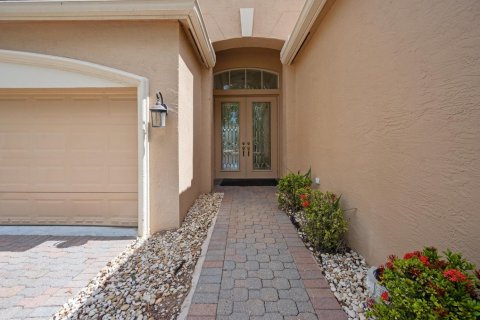 House in Wellington, Florida 2 bedrooms, 207.08 sq.m. № 2177545 - photo 2
