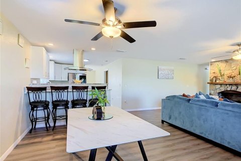 House in Haines City, Florida 3 bedrooms, 166.95 sq.m. № 2390792 - photo 4