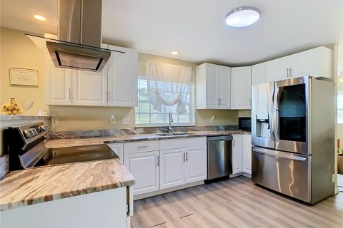 House in Haines City, Florida 3 bedrooms, 166.95 sq.m. № 2390792 - photo 7