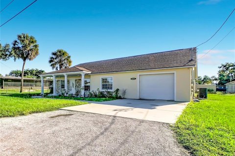 House in Haines City, Florida 3 bedrooms, 166.95 sq.m. № 2390792 - photo 2