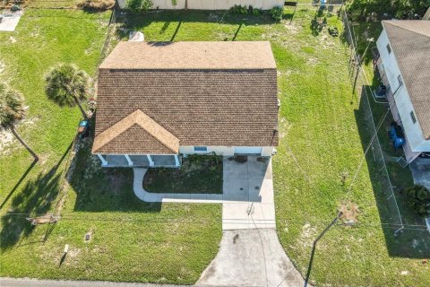 House in Haines City, Florida 3 bedrooms, 166.95 sq.m. № 2390792 - photo 3