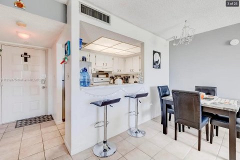 Condo in Lauderhill, Florida, 1 bedroom  № 2014839 - photo 4