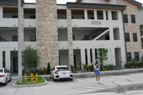 Condo in Doral, Florida, 2 bedrooms  № 1892527 - photo 4