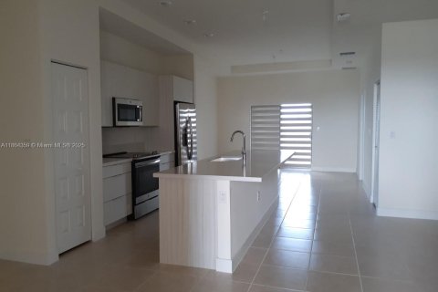 Condo in Doral, Florida, 2 bedrooms  № 1892527 - photo 9