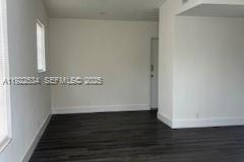 House in Miami Gardens, Florida 3 bedrooms, 72.46 sq.m. № 1977341 - photo 2