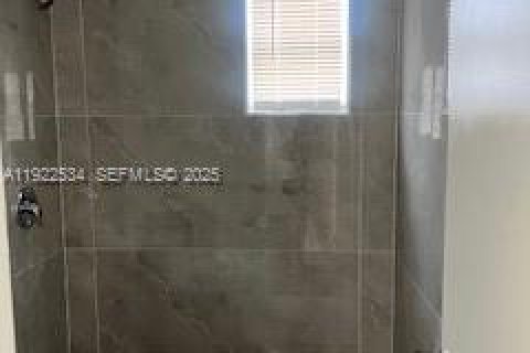 House in Miami Gardens, Florida 3 bedrooms, 72.46 sq.m. № 1977341 - photo 8
