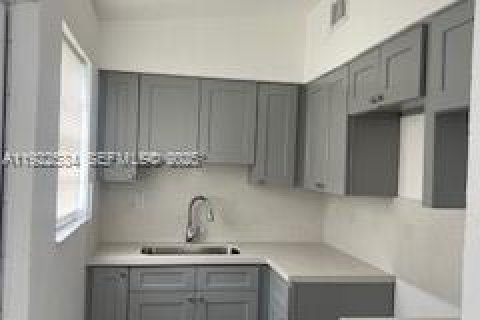 House in Miami Gardens, Florida 3 bedrooms, 72.46 sq.m. № 1977341 - photo 3