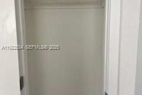 House in Miami Gardens, Florida 3 bedrooms, 72.46 sq.m. № 1977341 - photo 7