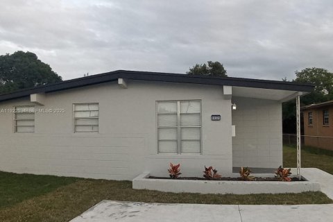 House in Miami Gardens, Florida 3 bedrooms, 72.46 sq.m. № 1977341 - photo 1
