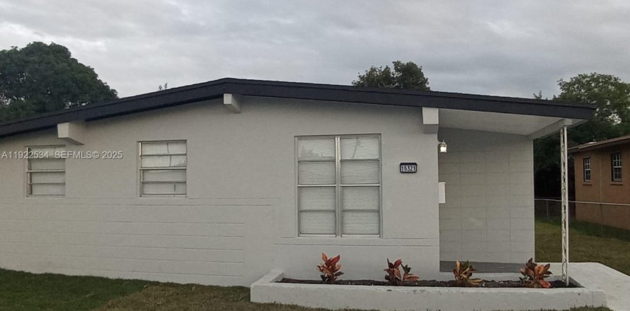 House in Miami Gardens, Florida 3 bedrooms, 72.46 sq.m. № 1977341