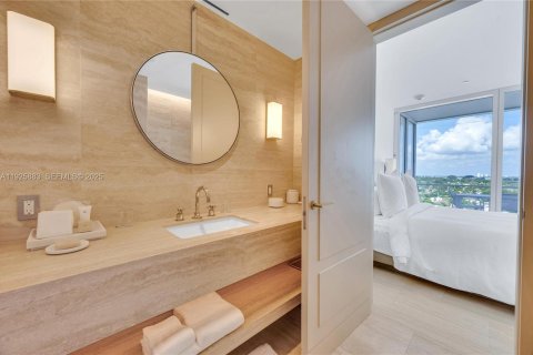 Condominio en venta en Surfside, Florida, 2 dormitorios, 166.95 m2 № 1984633 - foto 17