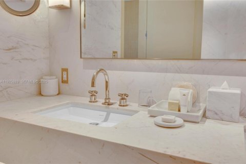 Condominio en venta en Surfside, Florida, 2 dormitorios, 166.95 m2 № 1984633 - foto 13