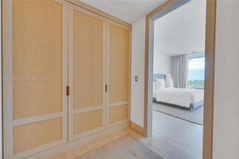 Condominio en venta en Surfside, Florida, 2 dormitorios, 166.95 m2 № 1984633 - foto 11